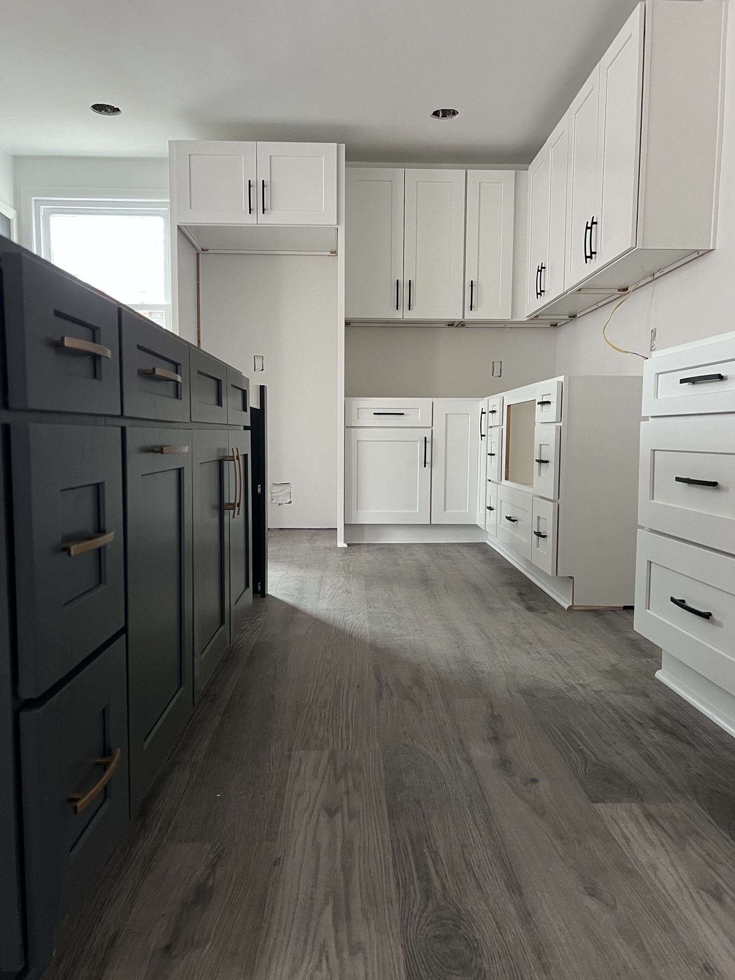Two-tone kitchen with navy island and white perimeter cabinets